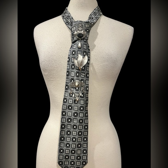 Jewelry - Brooch project in gray /black! A new look everyone can wear! Statement maker!